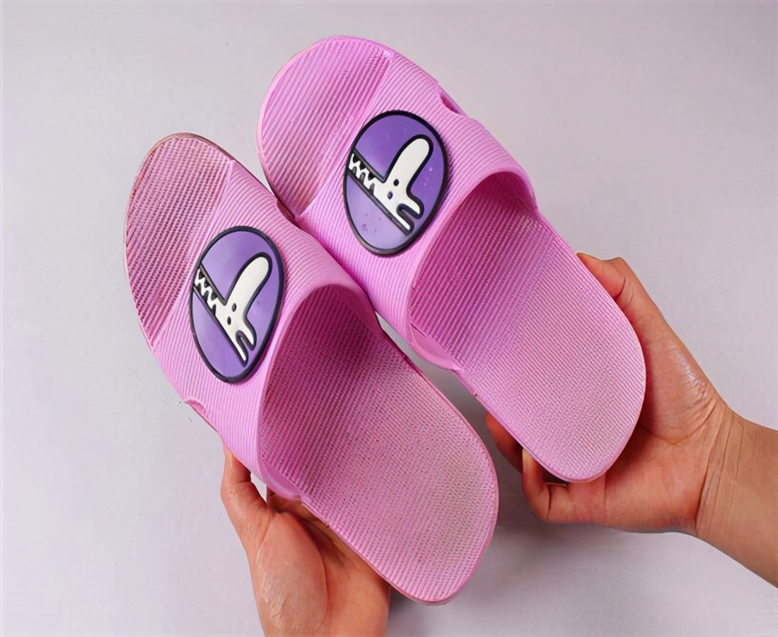 拖鞋穿久了会发黄教你清洗的妙招,拖鞋脏了怎样把拖鞋洗得又干又净