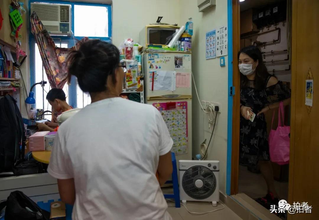 香港劏房妈妈生3个女儿,香港住劏房的妈妈