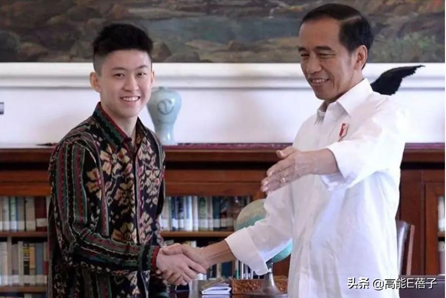 他来了,带着让rapper低头的节目来了