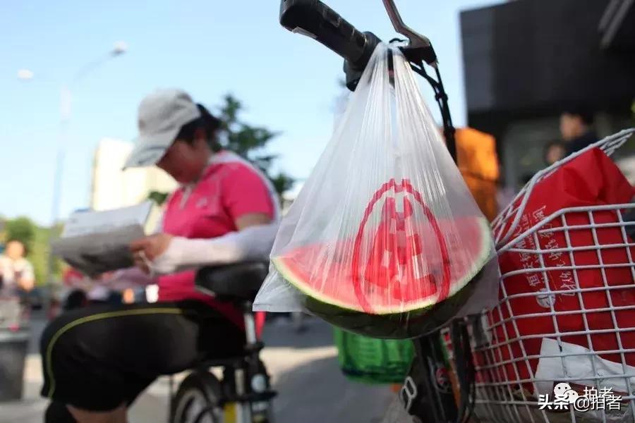 令人泪目的99张照片高考,高考家长等待图片