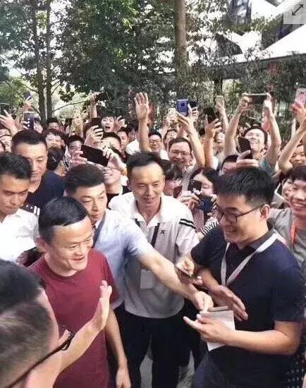 “马老师”上岗了!马云卸任阿里董事局主席,明天起他要做这些事