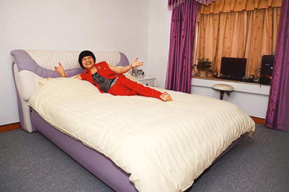 香港艺人八两金,香港八两金穿西装