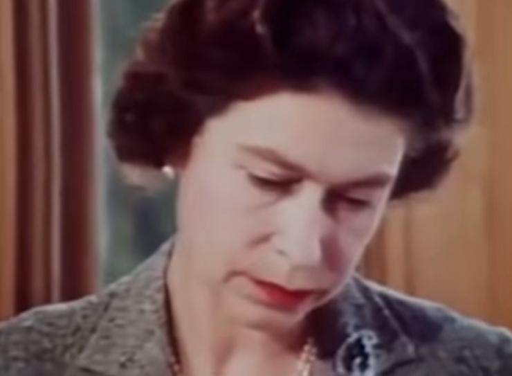 英女王下令封杀50年!王室私生活*片禁**遭泄露,百万人在线吃瓜