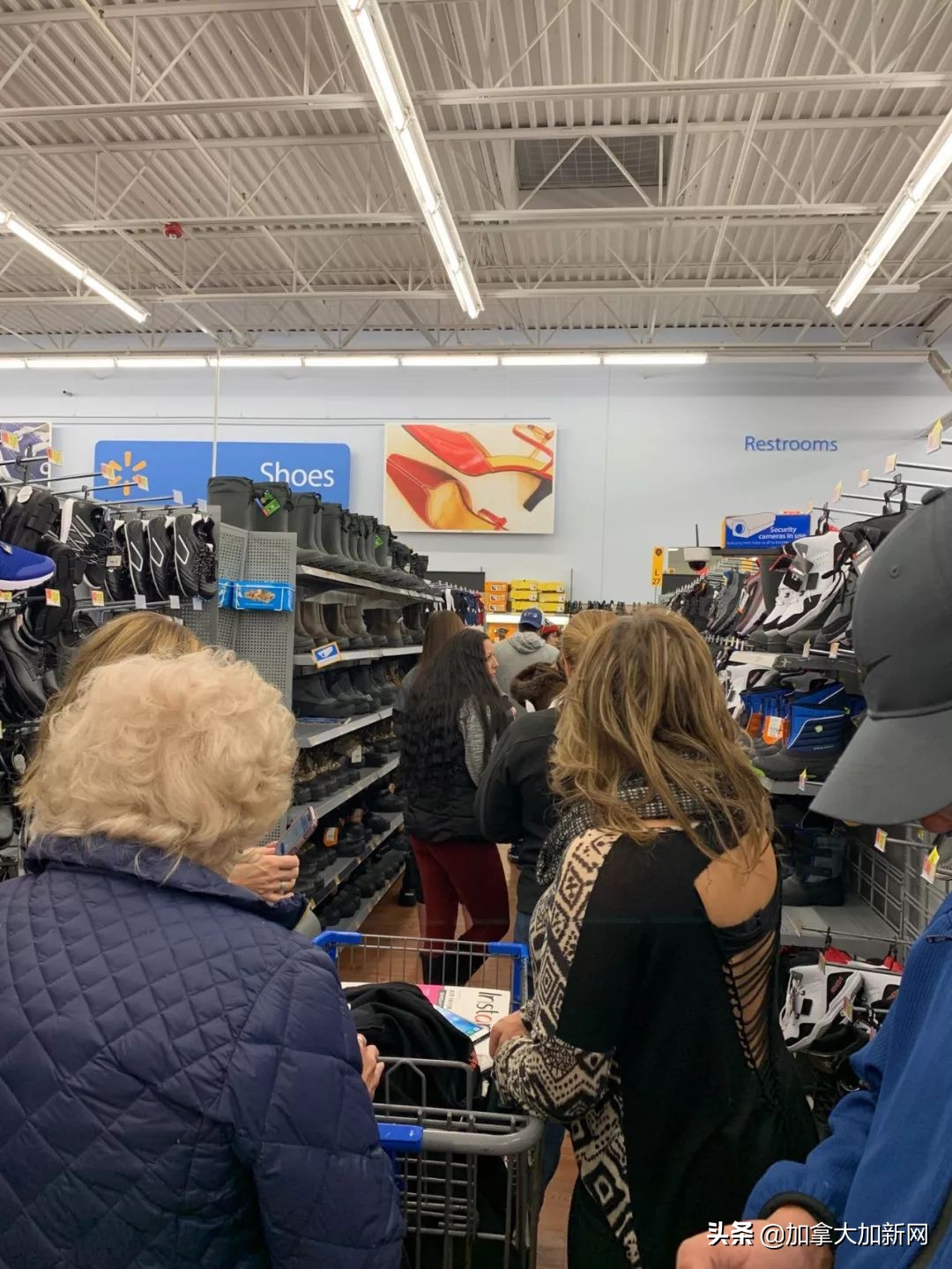 黑五狂抢开始！机场outlet堵爆温哥华华人凌晨排队全买疯了