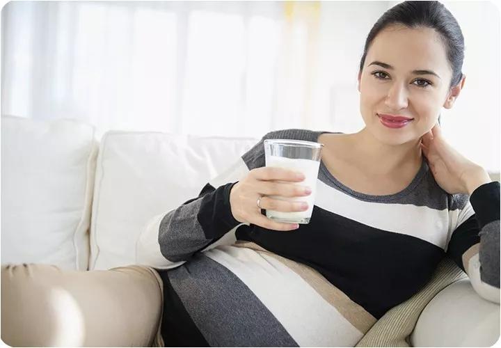 孕期偶尔熬夜有事没,孕期熬夜胎儿也在熬夜吗