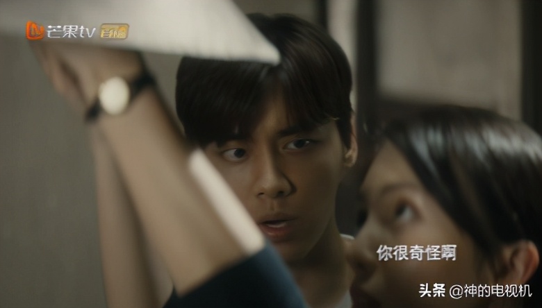 李易峰金晨谈隐秘而伟大导演合影,隐秘而伟大李易峰在墙上壁咚金晨