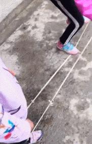 搞笑gif趣图妹子快现出原形吧,搞笑gif妹子你这发型挺别致