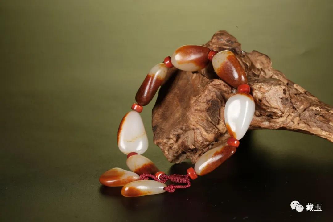 十种颜色的和田玉手串,翡翠手串和和田玉手串哪个好