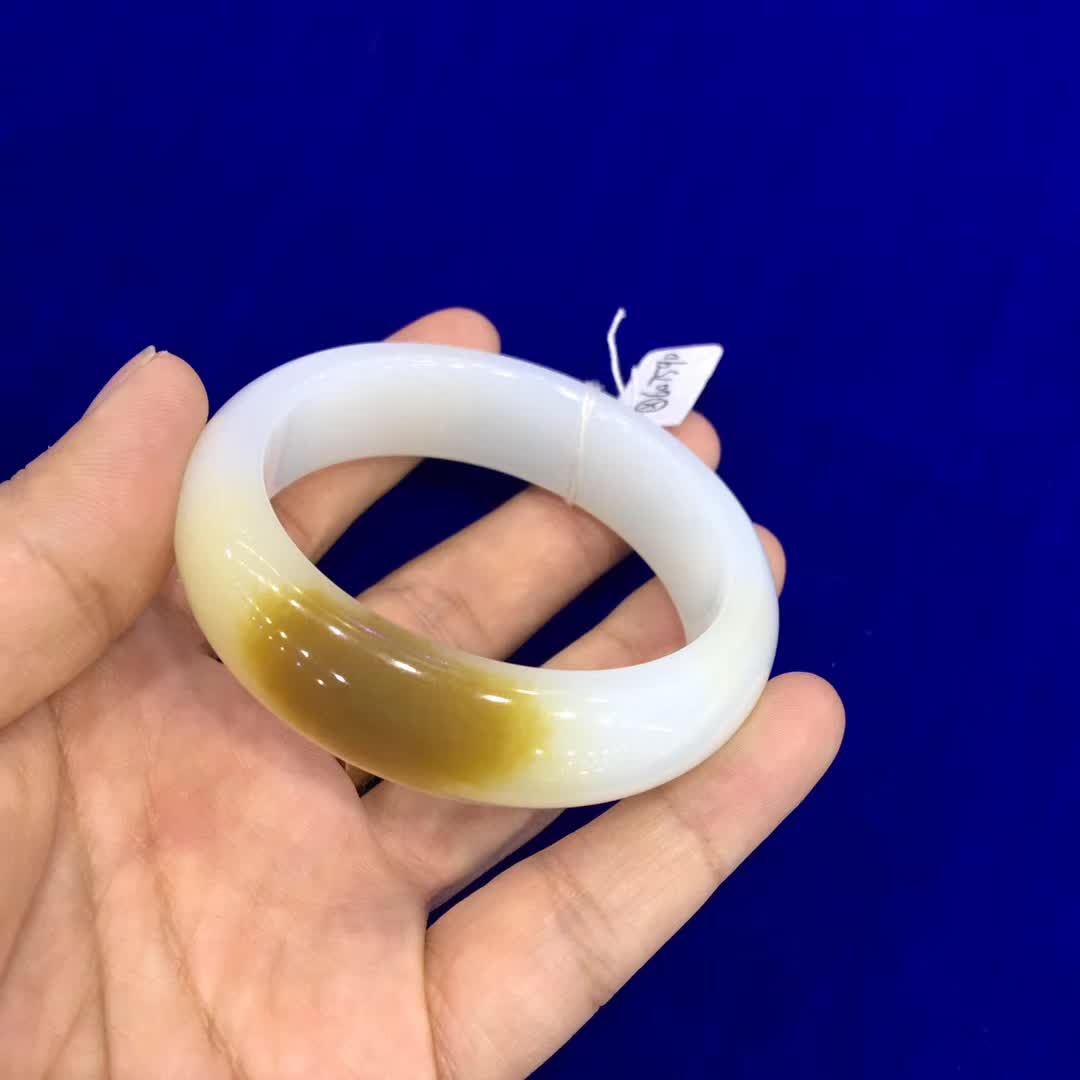 玉镯怎么摘不伤手镯,玉镯怎么戴不容易摔断