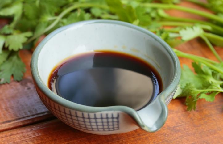 酱油长白毛是坏了还是发酵,酱油长蛆是正常的吗