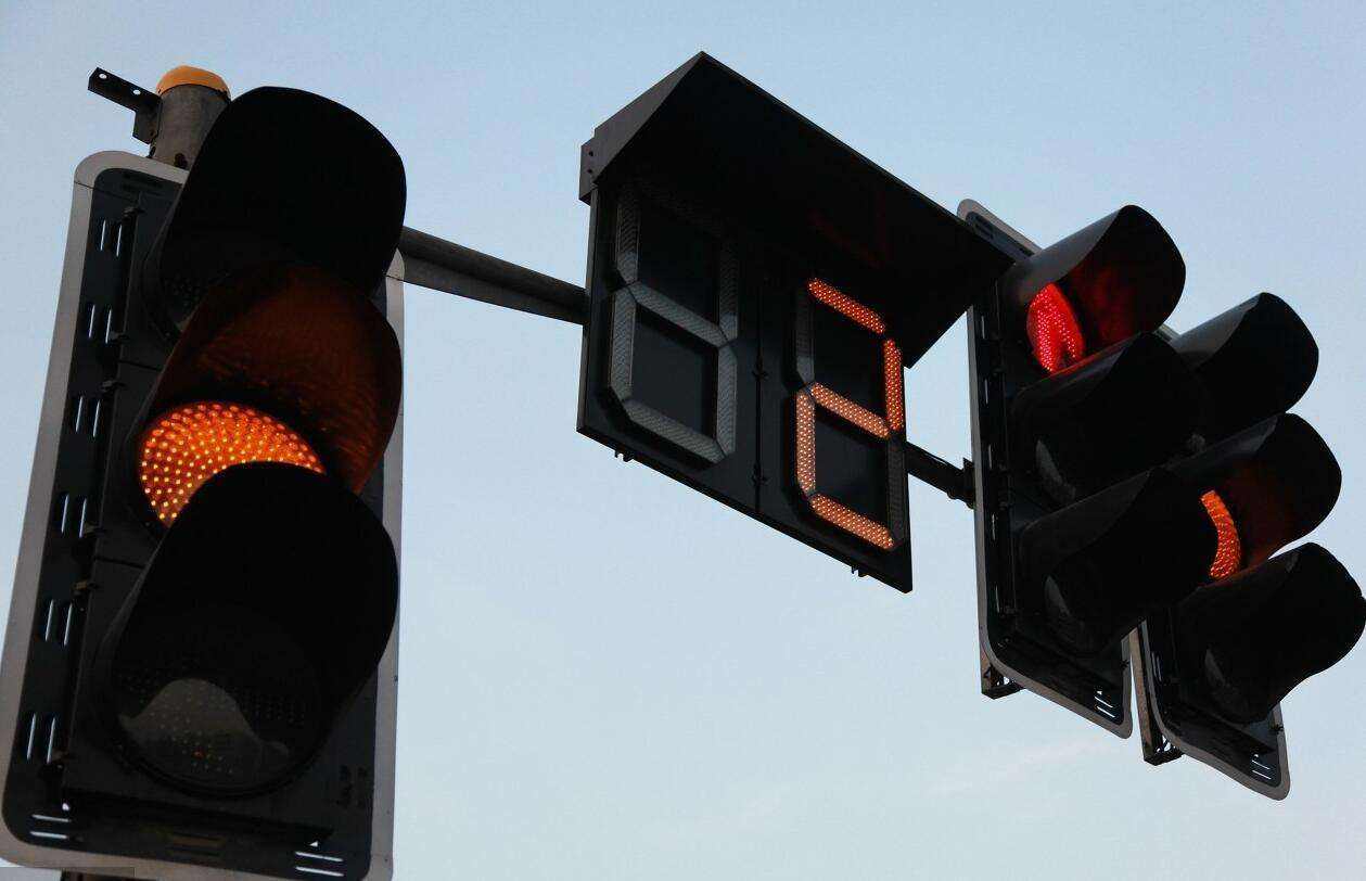 新手误闯红灯但没继续行驶怎么办,新手不小心闯了2个红灯什么后果