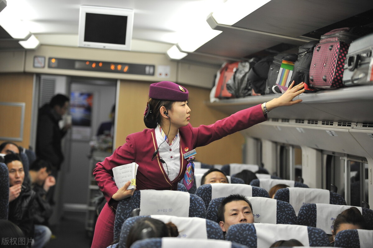 高铁乘务员招聘要求及工资待遇,高铁乘务员工资多少钱一个月