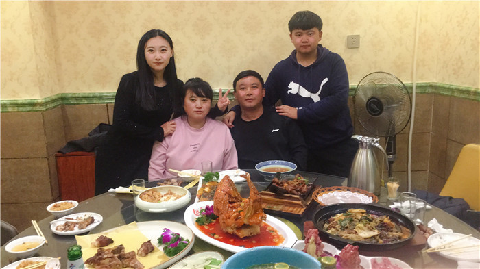 王嘉琪家庭：面对疫情一家三口勇敢“逆行”