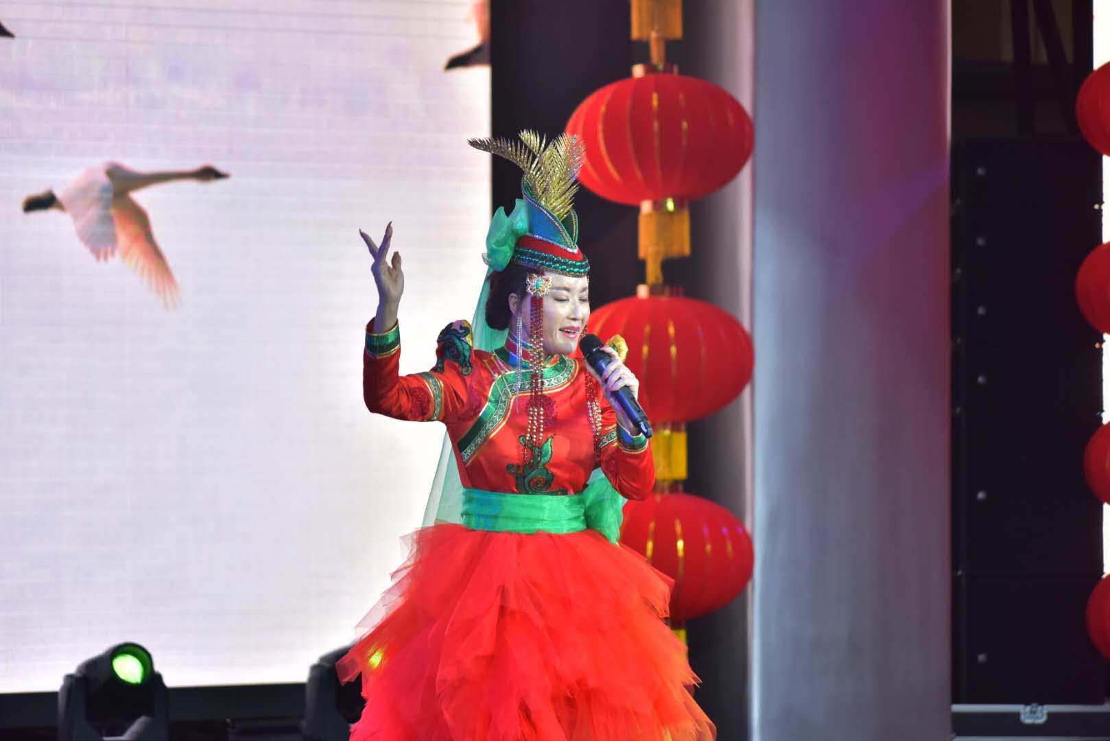 草原歌手萨仁演唱永远的乌兰牧骑,萨仁草原甘露原视频