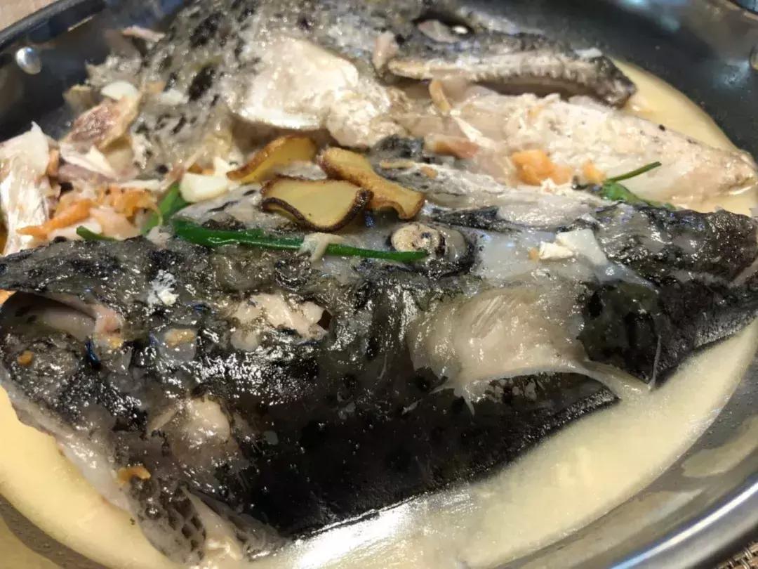 宝宝三文鱼西兰花饺子,三文鱼虾仁儿童家常做法