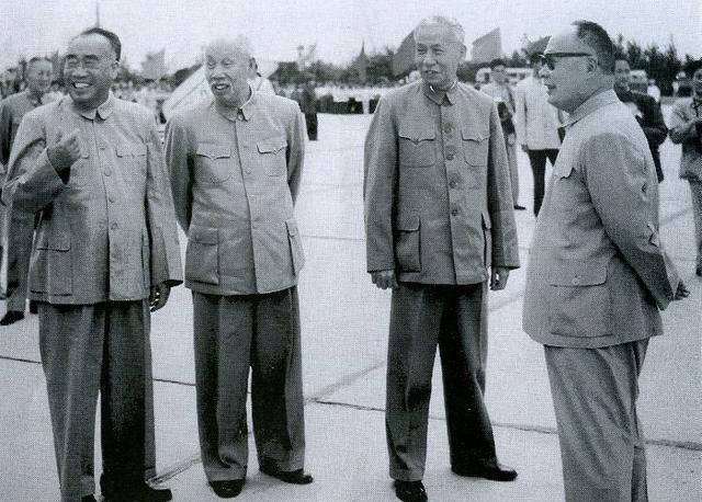 儒将陈毅:军大衣里藏情书,用诗词与家人交流,与儿子对弈常悔棋