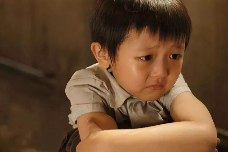 孩子总是摸妈妈的耳朵是什么原因,婴幼儿喜欢揪耳朵