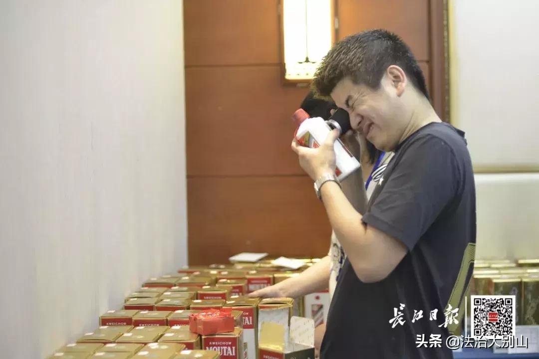 3000万一瓶茅台拍卖 (茅台拍卖156万元)