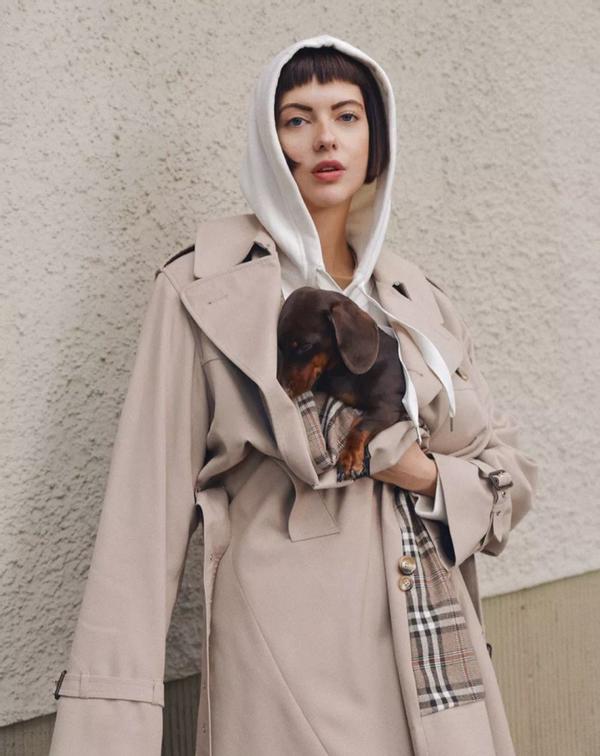 卫衣这样穿减龄休闲感无人能敌,早春卫衣怎么穿靓丽减龄又温暖