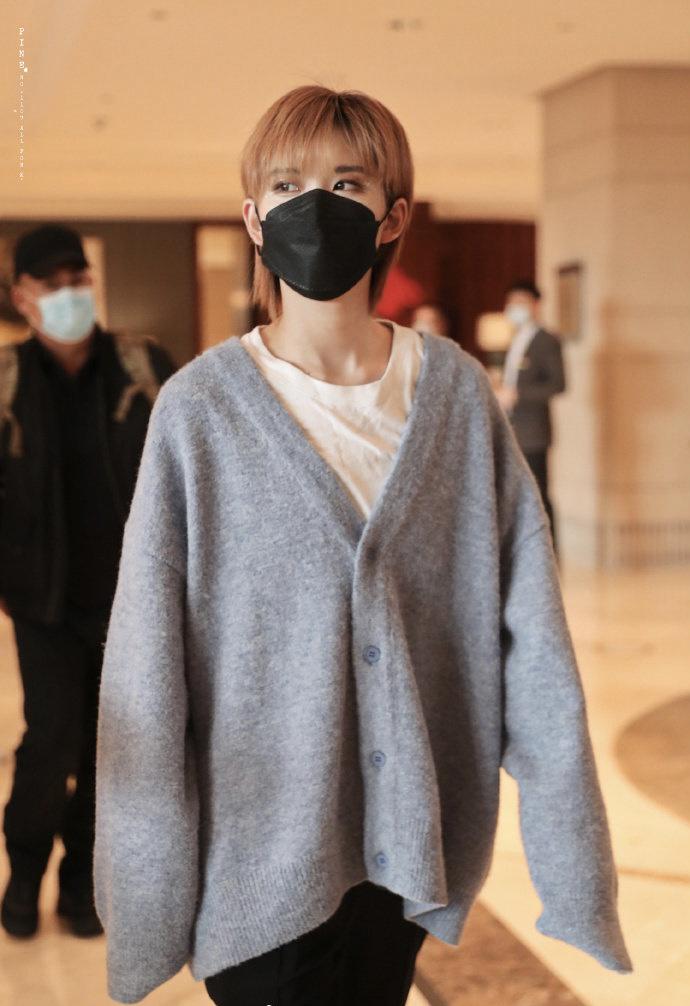 陆柯燃机场西装,陆柯燃机场蓝衣服