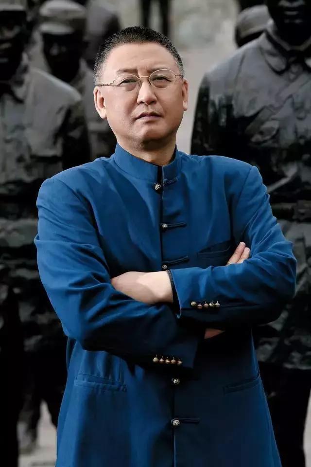 嫌工资低辞职光脚坐在火车站,成都市副市长辞职