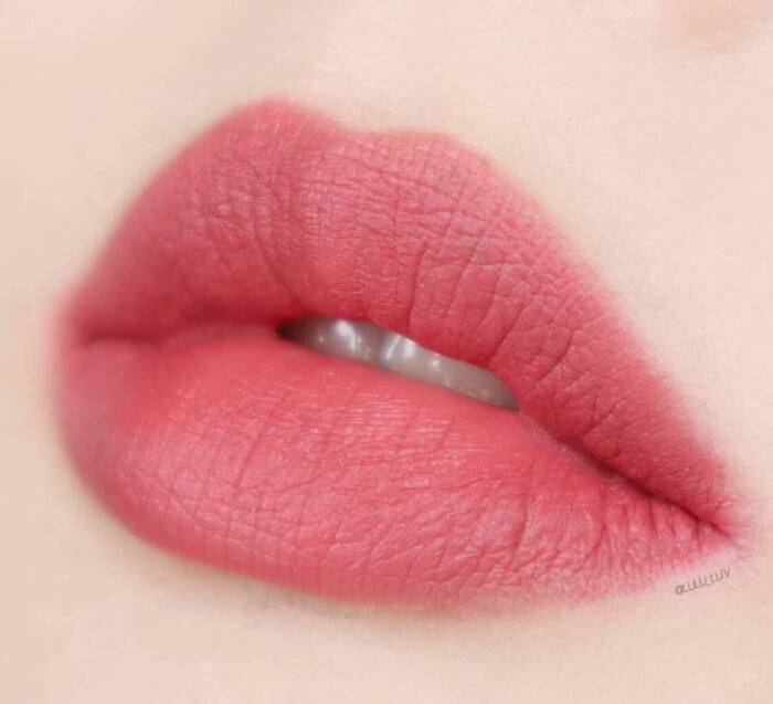 又贵又不好看的口红,口红推荐涂上非常滋润非常光滑