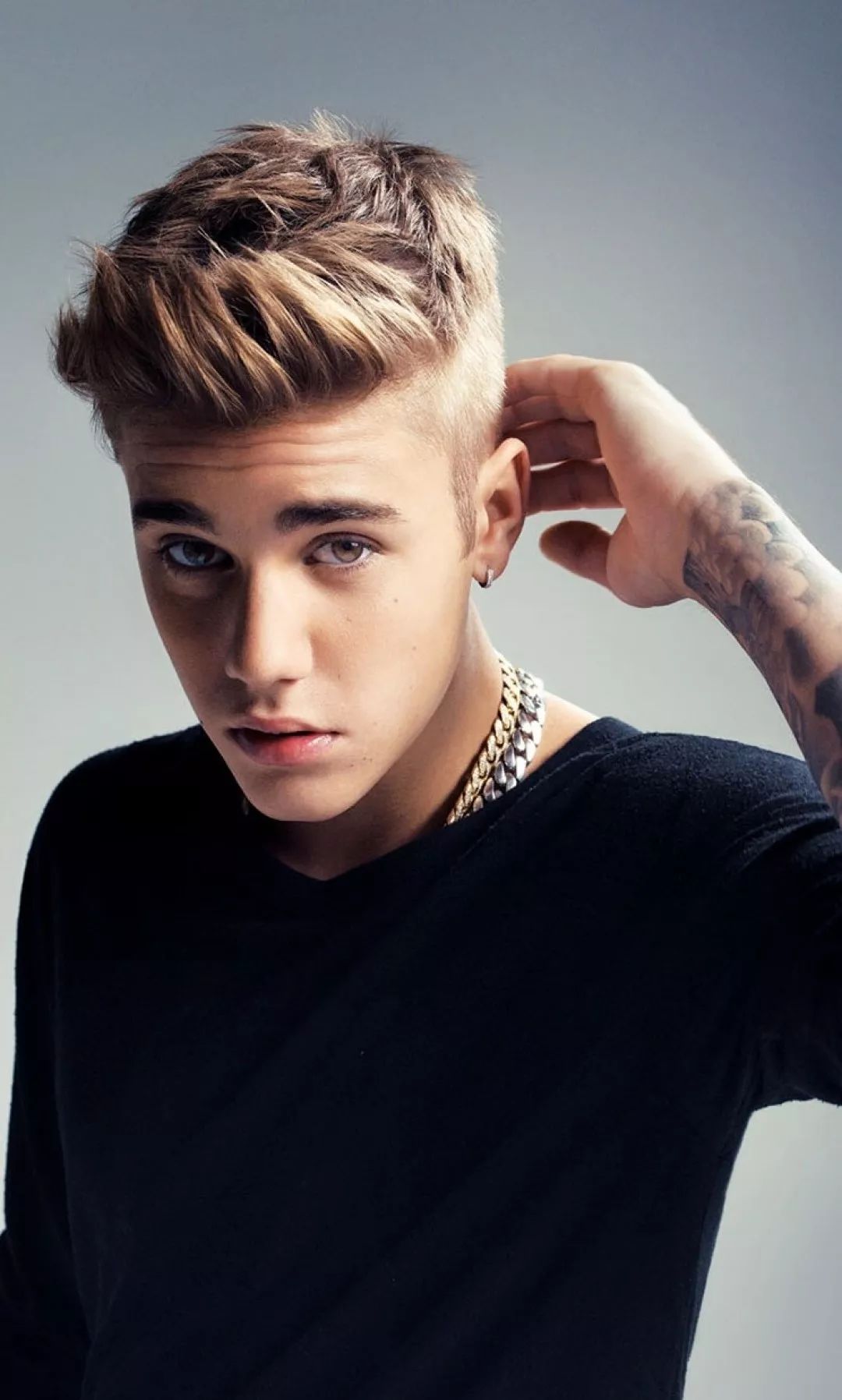 头发硬两边翘怎么办,男生头发很炸该怎么剪好看