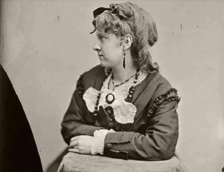 美国第一宅女继承34亿财产，将自己锁在公寓80年，一生只爱洋娃娃