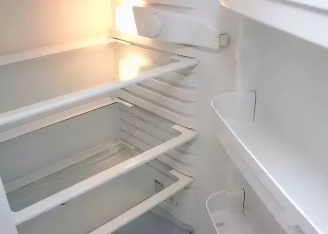 冰箱里边有一个小孔特别脏,清理冰箱内壁弄了一个小洞