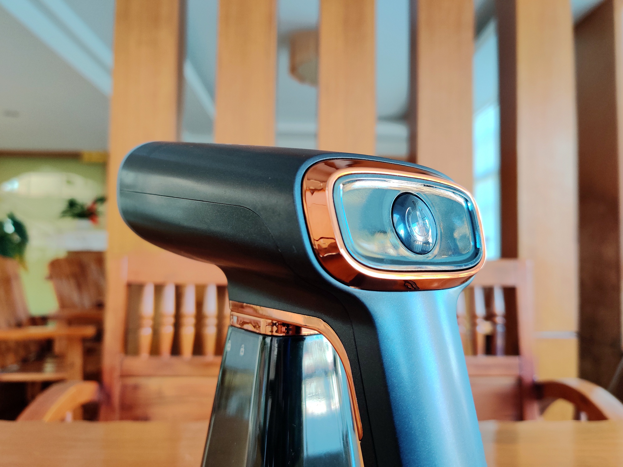 家居旅行都实用，卓力出品的衣未手持挂烫机，300多香不香