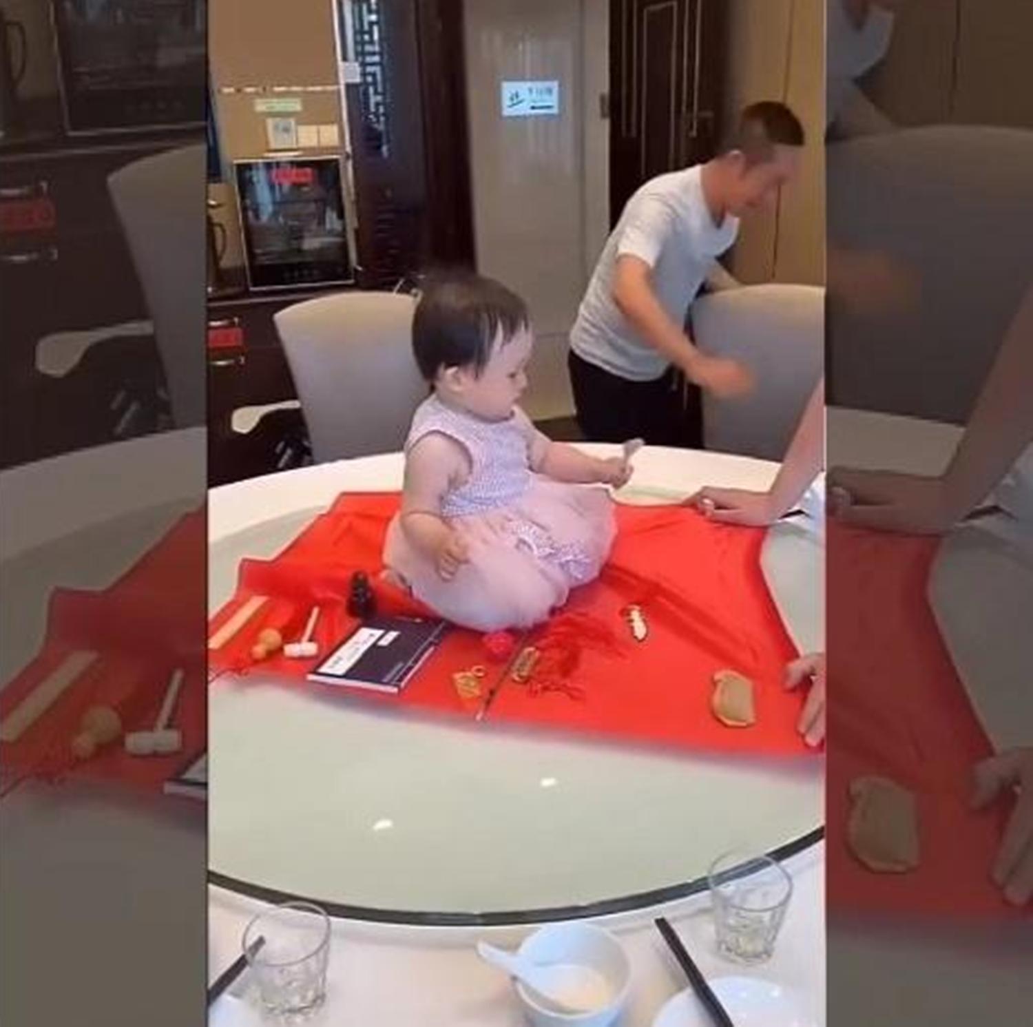 1岁宝宝抓周抓了尺子,一岁宝宝抓周仪式值不值得去