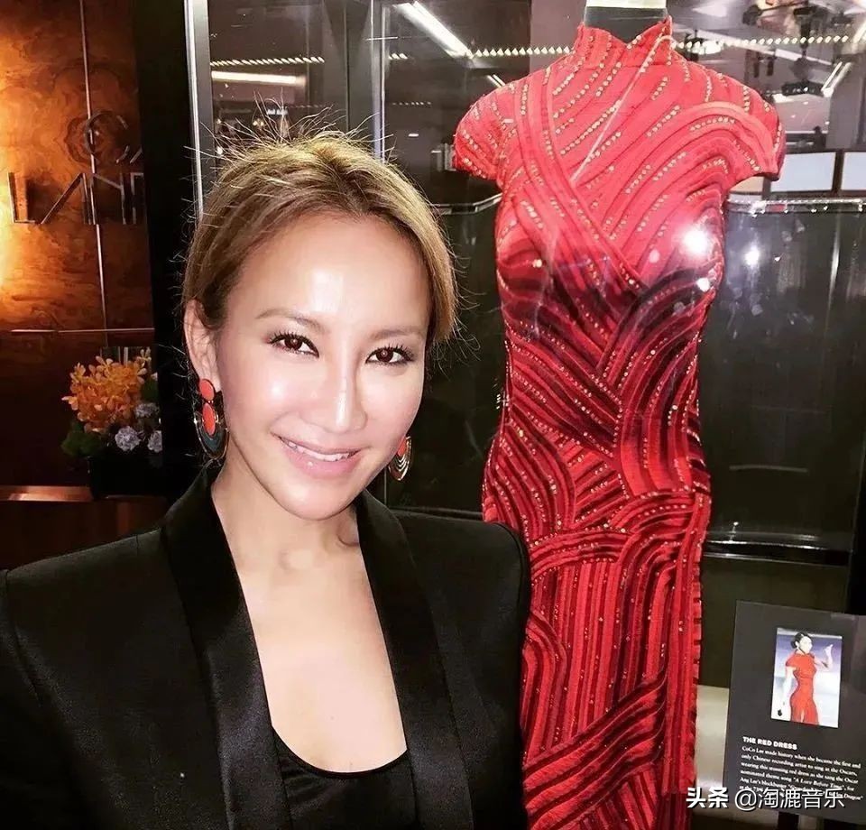 她曾凭性感出道，因感冒失声，花1.5亿办婚礼，是“最好后妈”