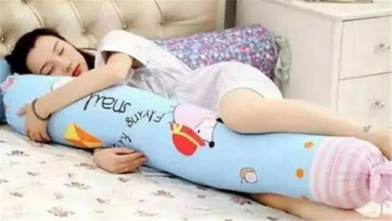 宝宝睡觉老是蹬腿踢被,为什么孩子老是用腿踢小被子