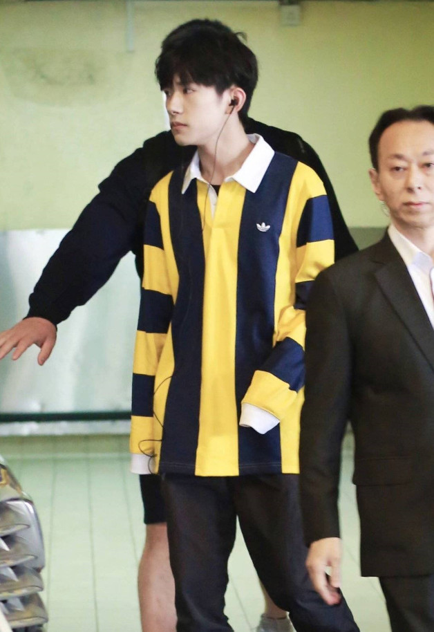 千玺穿搭束脚裤,千玺袜子包裤脚