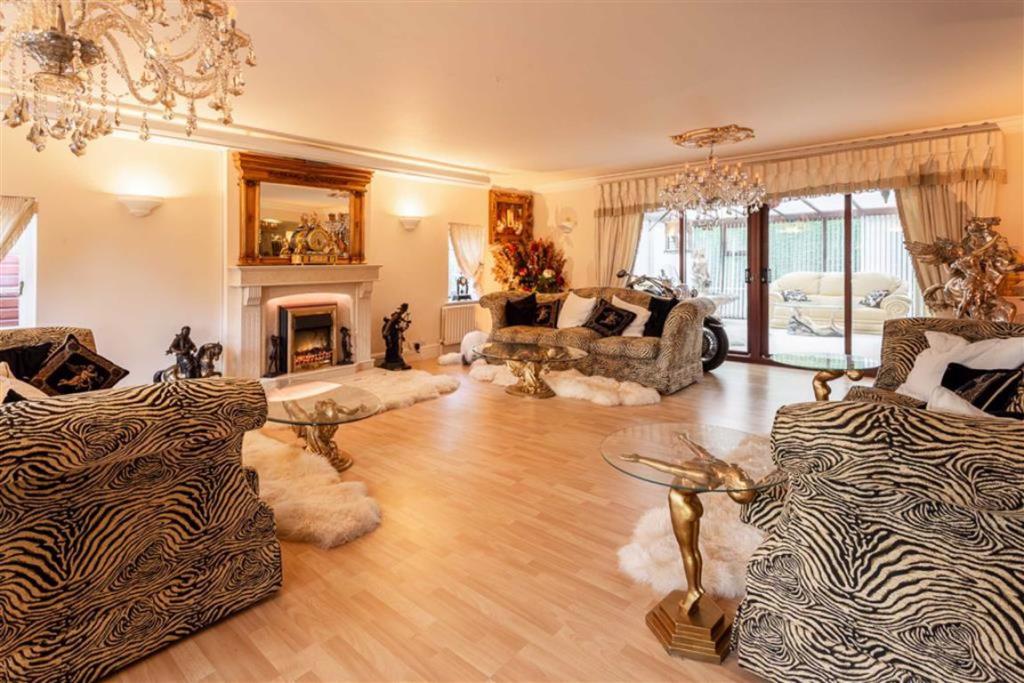 这些千奇百怪的房子,这些户型奇葩的房子居然还挺抢手