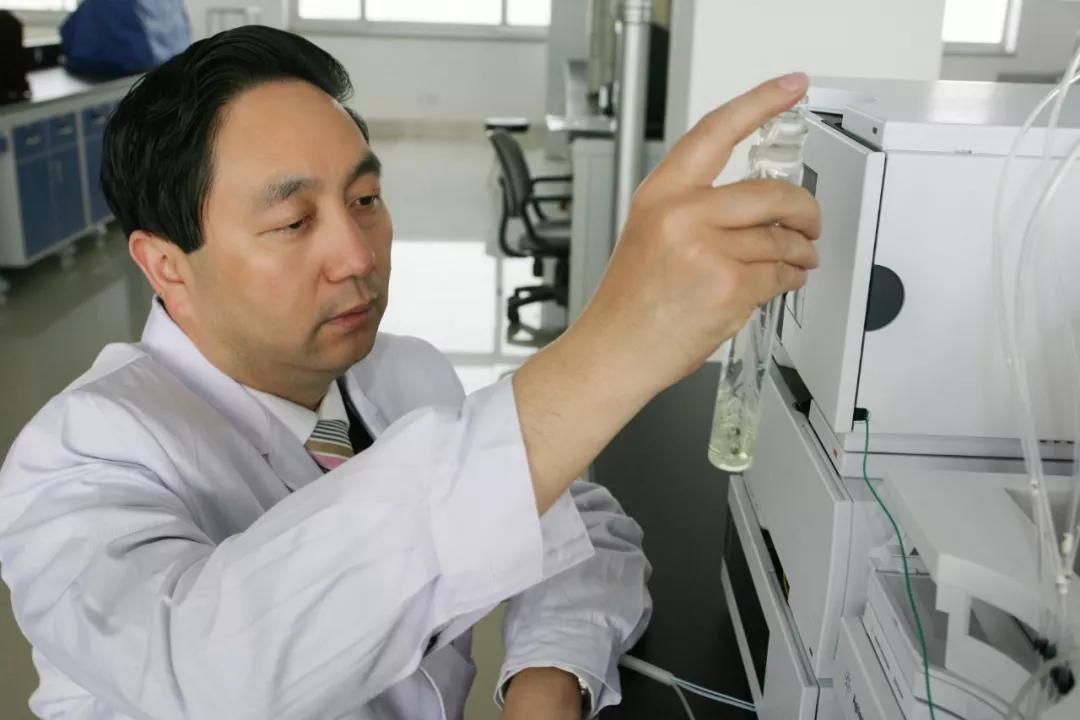 适合国人肤质的天然保湿剂，他一研究就是半辈子