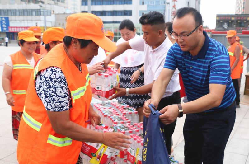 社区夏日送清凉慰问主题活动,开展夏季送清凉冬季送温暖活动