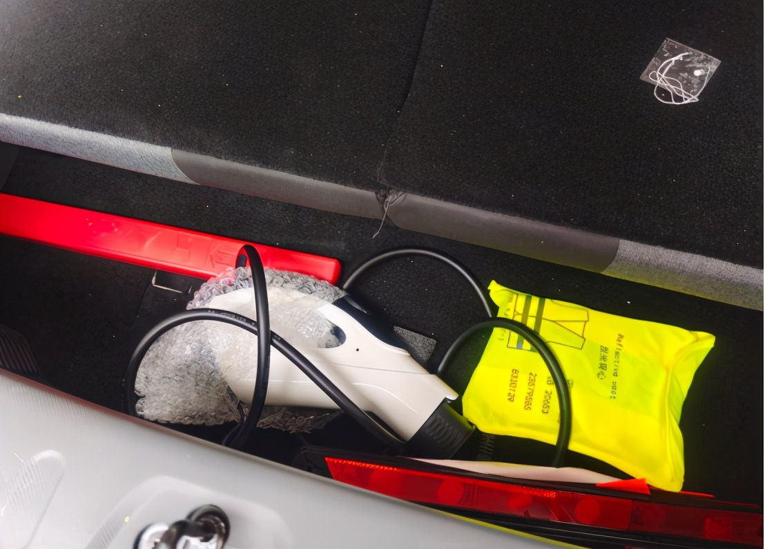 开宏光miniev马卡龙去旅行,五菱宏光miniev马卡龙三代启动过程