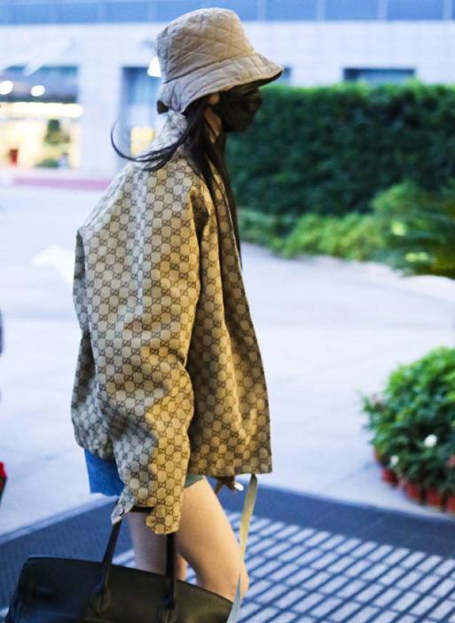 杨幂时尚超标!上裹冬衣露脐戴厚棉帽,下穿热裤大秀神仙漫画腿