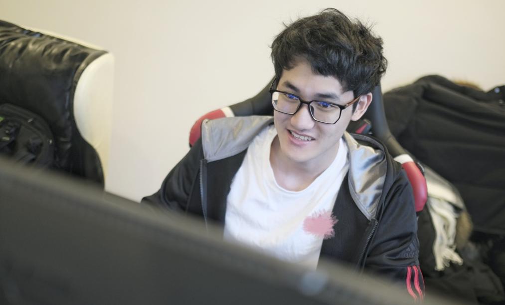 木木撸话:Khan生日遭队友“网络*力暴**”!小明生日得Uzi极致宠爱