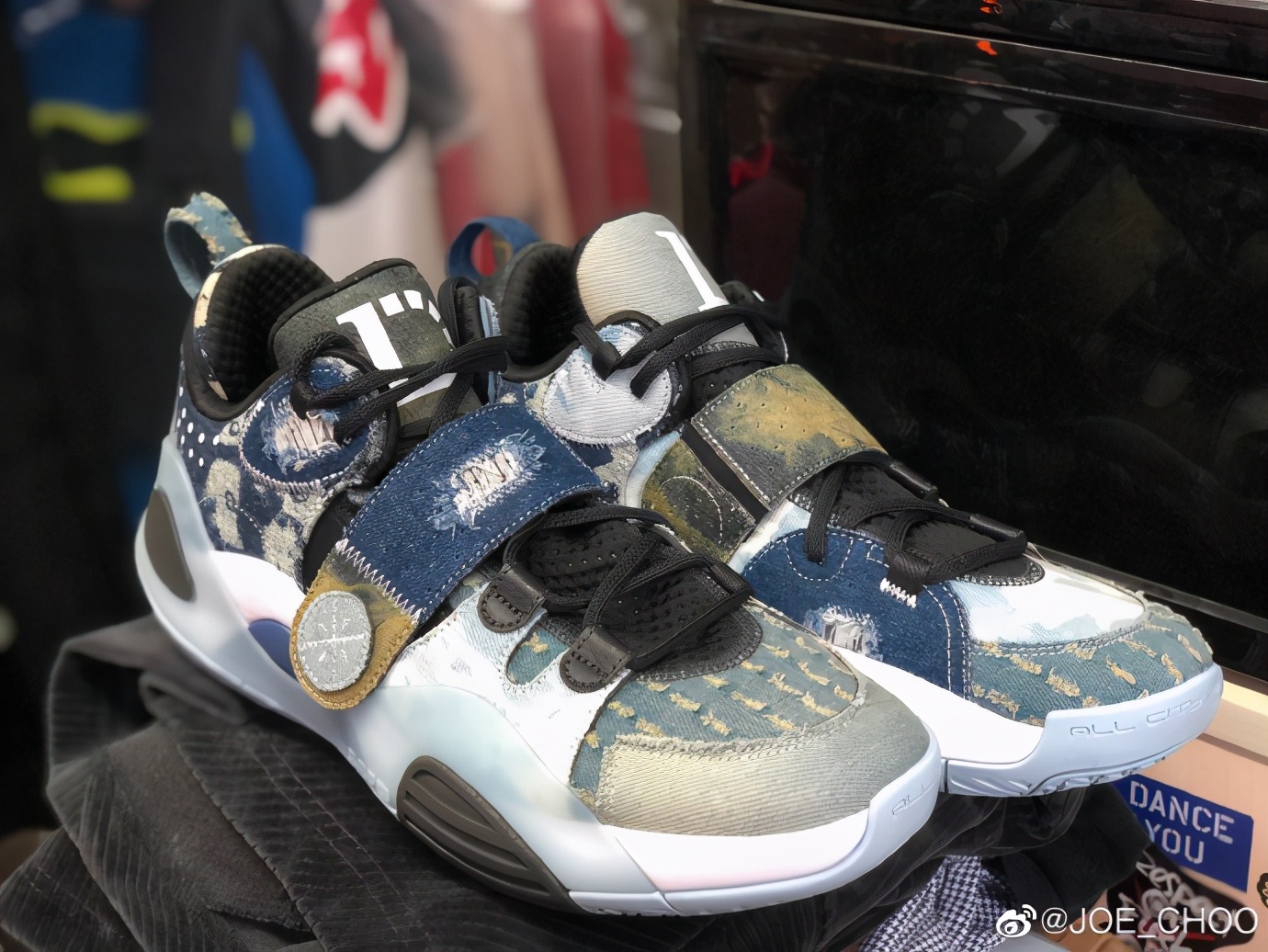 在李宁你不光能买到百纳配色弧ACE，甚至还能买到MAC彩妆