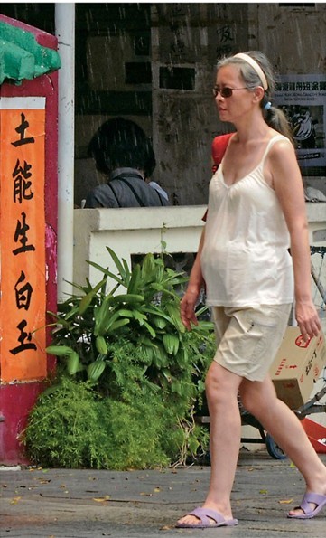 “戏中揩油，钟爱美女”，论占便宜，他曾志伟可比张翰有经验