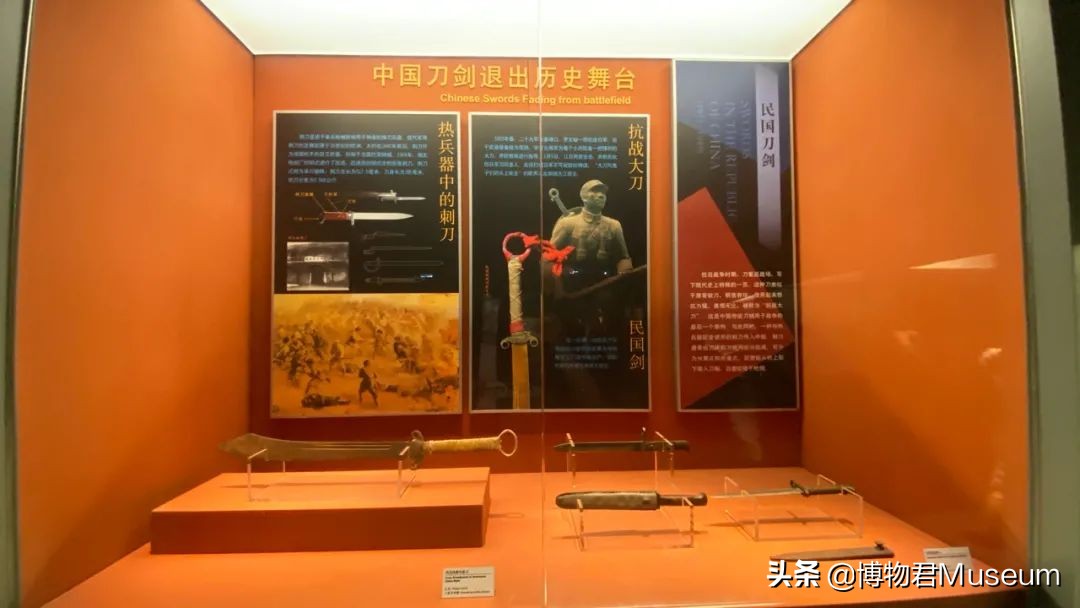 物开一刃为“刀”，两面*刃开**为“剑”，双刀相交为“剪”