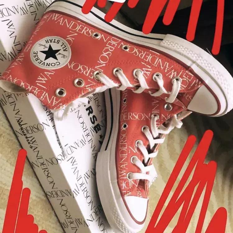 欧阳娜娜穿着匡威的经典款出镜,欧阳娜娜有所有的匡威