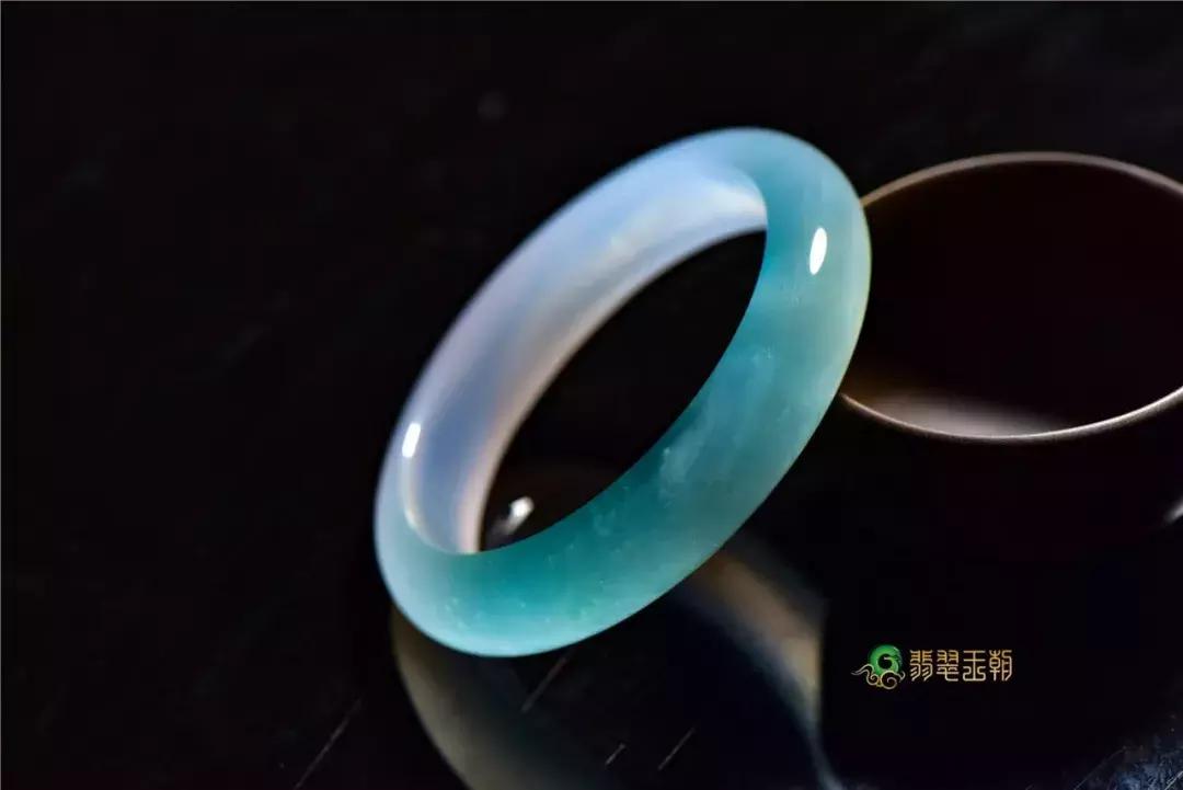 婆婆给儿媳一只金手镯,婆婆给我二手的银手镯