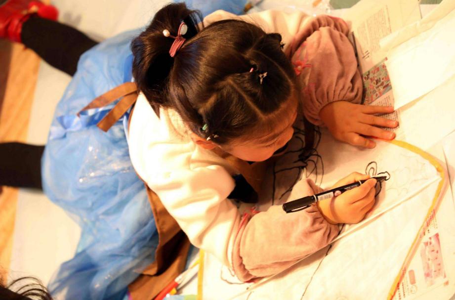 儿子“涂鸦”毁了宝妈的毕业证，宝爸慌张告状，网友：请混合双打