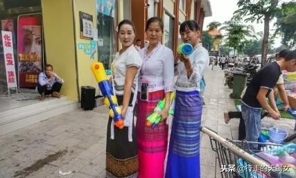 欢乐的泼水节鸟语花香,泼水节溢出的欢乐