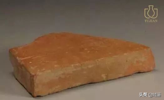 古代的砖是什么材质的,为什么原来的砖是青色现在是红色
