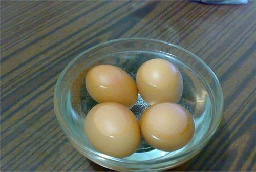 煮鸡蛋少一分钟也不行！教你3个办法，鸡蛋不破皮好剥、味道最好