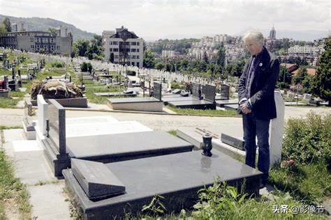 《瓦尔特保卫萨拉热窝》导演拒绝救援，最终死于萨拉热窝围困